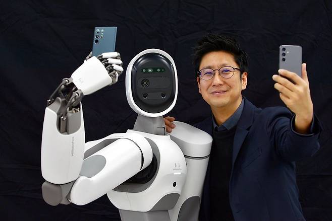 위로보틱스의 휴머노이드 로봇 알렉스(ALLEX)와 김용재 대표의 얼굴이 닮은 꼴이다. 김성태 객원기자