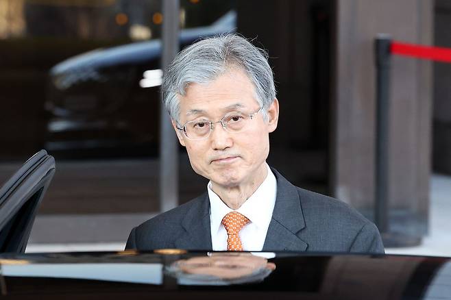 조희대 대법원장이 박영재 법원행정처장이 사퇴를 표명한 27일 오후 서울 서초구 대법원을 나서고 있다. 뉴스1