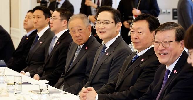 이재용 삼성전자 회장, 신동빈 롯데그룹 회장 등 기업인들이 지난달 4일 청와대에서 열린 청년일자리와 지방투자 확대를 위한 기업간담회에서 이재명 대통령을 기다리고 있다. 청와대사진기자단