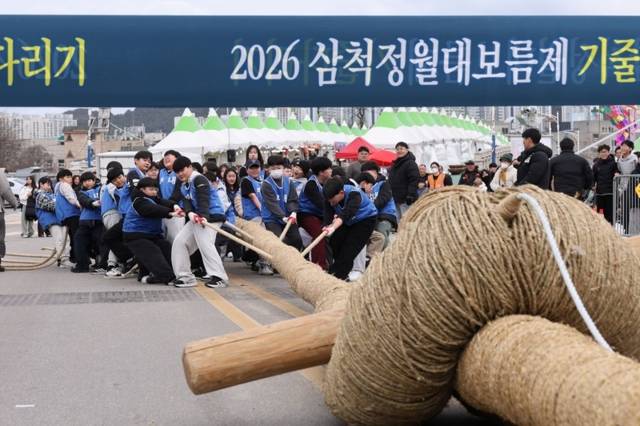 ▲ 국내 최대 규모의 민속축제인 ‘2026 삼척 정월대보름제’가 지난 사흘간의 대장정을 마치고 성황리에 막을 내린 가운데, 주최 측 추산 총 12만 명의 시민과 관광객이 몰려 대성황을 이뤘다.