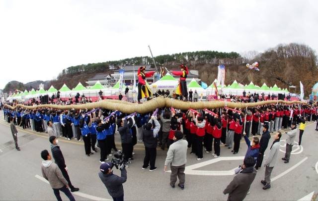 ▲ 국내 최대 규모의 민속축제인 ‘2026 삼척 정월대보름제’가 지난 사흘간의 대장정을 마치고 성황리에 막을 내린 가운데, 주최 측 추산 총 12만 명의 시민과 관광객이 몰려 대성황을 이뤘다.