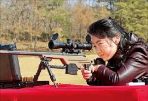 총쏘는 김주애 김정은 국무위원장의 딸 김주애가 ﻿저격 소총을 조준 사격하는 사진을 북한이 지난달 28일 공개했다.  노동신문·뉴스1