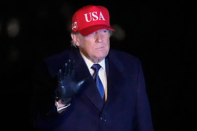 도널드 트럼프 미국 대통령이 1일 워싱턴 백악관 남쪽 잔디밭에 전용헬기 ‘마린원’으로 도착한 뒤 취재진에게 손을 흔들고 있다. AP연합뉴스