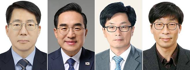 청와대는 2일 이재명 대통령이 해양수산부 장관 후보자에 황종우 한국해사협력센터 국제협력위원장을, 기획예산처 장관 후보자에 박홍근 의원을 지명했다고 밝혔다. 또한 국민권익위원장에는 정일연 변호사, 진실·화해를위한과거사정리위원회 위원장에는 송상교 전 사무처장을 임명했다고 밝혔다. 청와대 제공