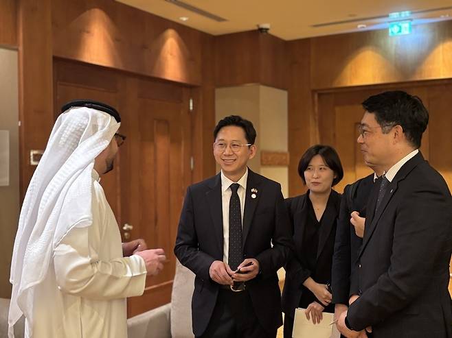 South Korean Deputy Prime Minister and Science Minister Bae Gyeong-hun (center) speaks with a UAE business executive during a Korea-UAE business roundtable in the UAE on Nov. 19, 2025. (Ministry of Science and ICT)
