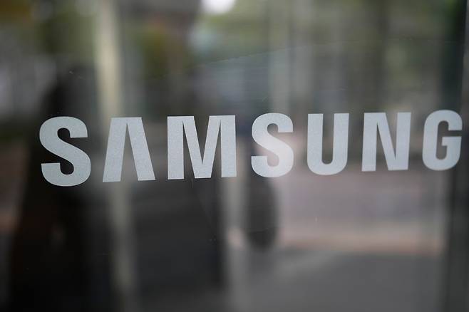 Samsung's logo is seen at the Samsung Electronics' building in southern Seoul on July 5, 2024. [AP/YONHAP]