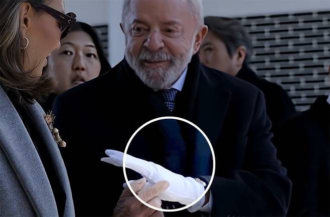 맞춤 장갑에 놀란 룰라 대통령. 룰라 대통령 유튜브 영상 캡처