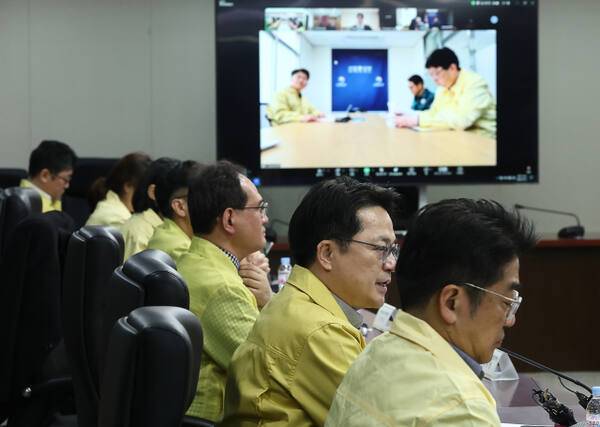 문신학 산업통상자원부 차관이 1일 서울 한국무역보험공사에서 열린 ‘이란 사태’ 실물경제 점검회의에서 발언하고 있다. 연합뉴스