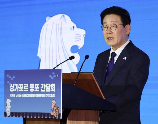 ▲이재명 대통령이 1일 싱가포르 한 호텔에서 열린 동포 만찬간담회에서 인사말을 하고 있다. ⓒ연합뉴스