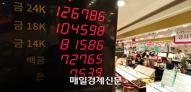 미국·이스라엘의 이란 타격으로 금·은 등 안전자산 선호 심리가 확대되고 있는 1일 서울 시내 금은방에서 골드바가 진열되어 있다. [이승환기자]