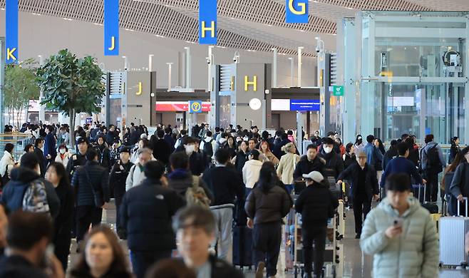 삼일절을 포함한 연휴가 시작된 지난달 27일 인천국제공항 출국장이 해외로 나가려는 여행객 등으로 붐비고 있다. [연합뉴스]