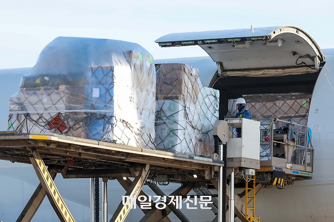 26일 인천광역시 중구 인천항공화물터미널에서 에어제타 화물기에 화물이 선적되고 있다. [한주형기자]