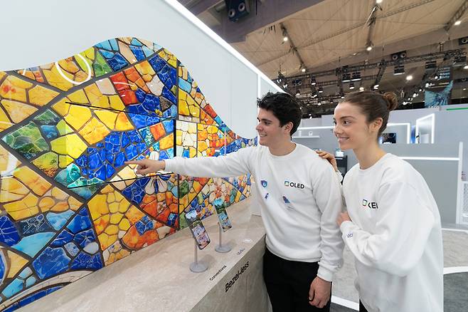 삼성디스플레이 MWC26 초슬림 베젤 모자이크 전시. [사진제공 = 삼성디스플레이]