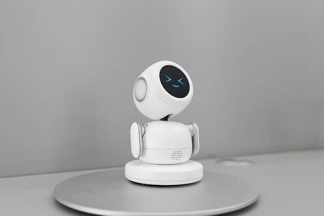 삼성디스플레이 MWC26 미니 펫봇. [사진제공 = 삼성디스플레이]