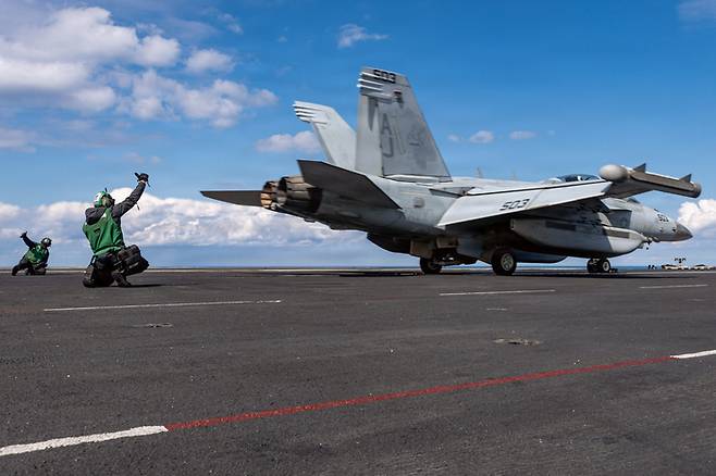 E/A- 18G 그라울러 전자전 항공기가 1일(현지시간) 미 해군의 USS 제럴드 R. 포드 항공모함에서 이륙하고 있다. [미 중부사령부, AP]