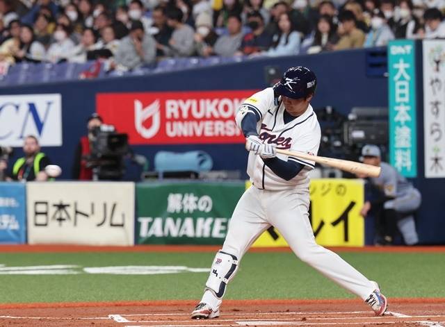 2일 일본 오사카 교세라돔에서 열린 월드베이스볼클래식(WBC) 평가전 한국 대표팀과 일본 프로야구 한신 타이거스와의 경기. 1회초 2사 1, 2루 한국 문보경이 1타점을 치고 있다. 사진=연합뉴스