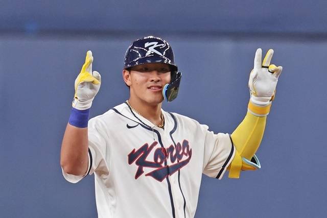 2일 일본 오사카 교세라돔에서 열린 월드베이스볼클래식(WBC) 평가전 한국 대표팀과 일본 프로야구 한신 타이거스와의 경기. 1회초 2사 1, 3루 한국 안현민이 1타점을 친 뒤 기뻐하고 있다. 사진=연합뉴스