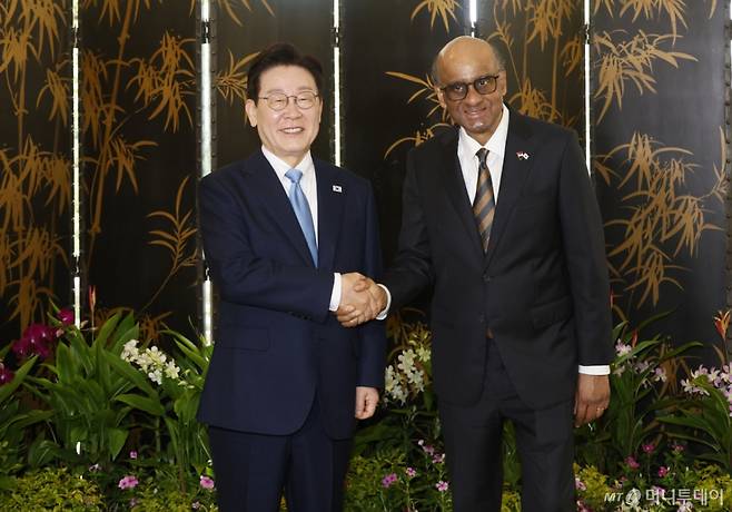 (싱가포르=뉴스1) 허경 기자 = 싱가포르를 국빈 방문 중인 이재명 대통령과 타르만 샨무가라트남 싱가포르 대통령이 2일 싱가포르 외교부에서 기념촬영을 하고 있다. 2026.3.2/뉴스1  Copyright (C) 뉴스1. All rights reserved. 무단 전재 및 재배포,  AI학습 이용 금지. /사진=(싱가포르=뉴스1) 허경 기자