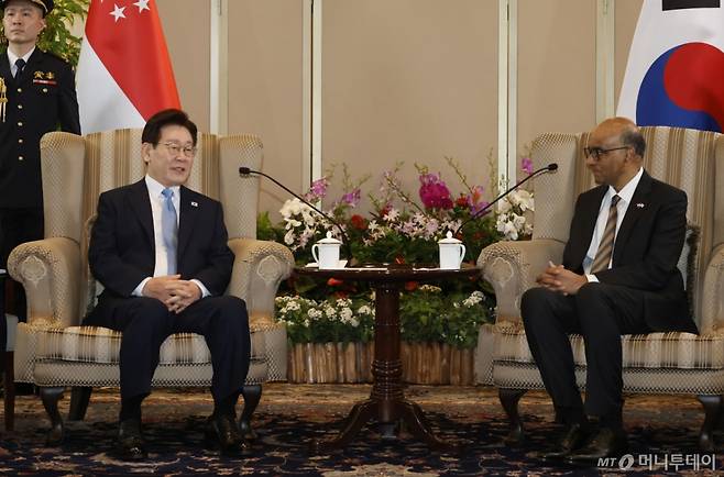 (싱가포르=뉴스1) 허경 기자 = 싱가포르를 국빈 방문 중인 이재명 대통령이 2일(현지시간) 싱가포르 외교부에서 타르만 샨무가라트남 대통령과 면담을 하고 있다. 2026.3.2/뉴스1  Copyright (C) 뉴스1. All rights reserved. 무단 전재 및 재배포,  AI학습 이용 금지. /사진=(싱가포르=뉴스1) 허경 기자