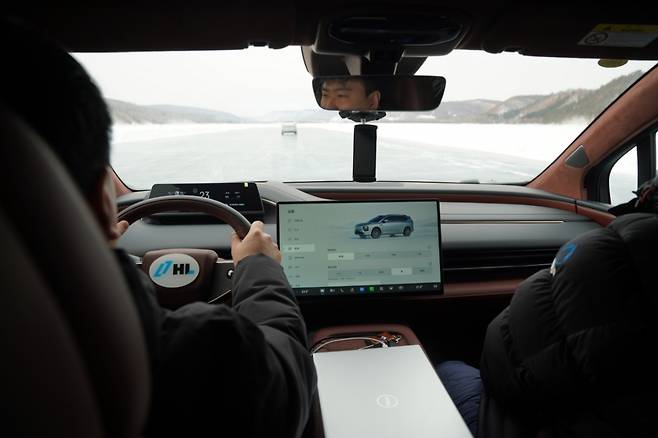 테스트 차량이 HL만도 헤이허 트랙의 빙판 위를 질주하고 있다/사진제공=HL만도