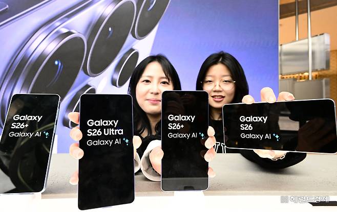 삼성전자 신제품 갤럭시 S26 시리즈 사전판매를 하루 앞둔 26일 오후 서울 종로구 KT 온맞이 광화문 플래그십매장에서 모델들이 삼성 갤럭시 S26 울트라를 선보이고 있다. 갤럭시 S26 시리즈는 삼성과 구글이 공동 개발한 모바일용 인공지능 운영체제(AI OS)를 최초로 탑재했다. 이상섭 기자