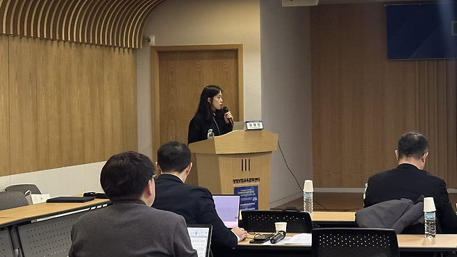 이정민 한국금융소비자보호재단 연구위원이 지난 27일 서울 종로구 생명보험교육문화센터에서 열린 한국금융소비자학회 동계학술대회에서 발표하고 있다. 경예은 기자