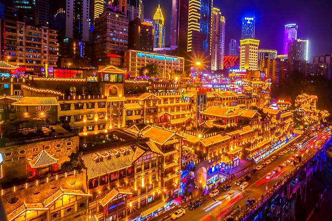 ‘내륙의 홍콩’이라 불리는 충칭 홍야동 일대 야경