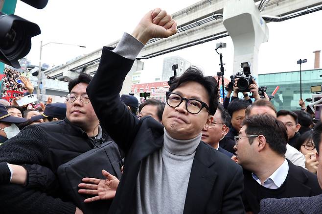 한동훈 국민의힘 전 대표가 지난달 27일 오후 대구 서문시장을 찾은 자리에서 지지자들에게 인사하고 있다. [연합]