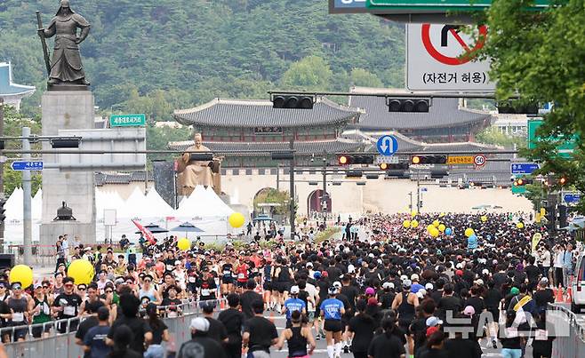 [서울=뉴시스] 권창회 기자 = 14일 오전 서울 중구 서울시청 인근에서 열린 마블런 2025에 참가한 러너들이 힘찬 출발을 하고 있다. 2025.09.14. kch0523@newsis.com