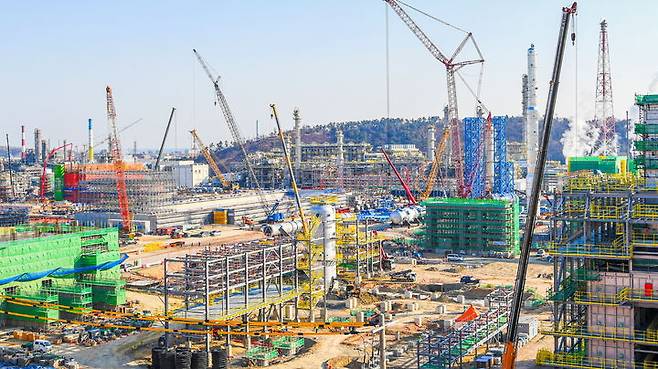 [서울=뉴시스] 울산시 온산국가산업단지에서 에쓰오일(S-OIL)의 샤힌 프로젝트 공사가 올해 상반기 기계적 완공을 목표로 진행 중이다. (사진=에쓰오일 제공) 2025.2.17. photo@newsis.com *재판매 및 DB 금지