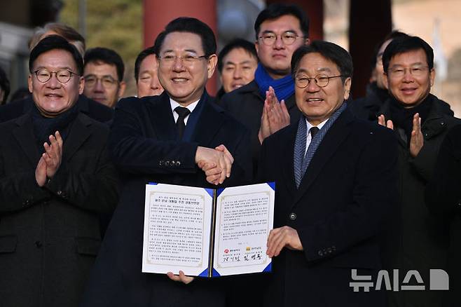 [광주=뉴시스] 이영주 기자 = 강기정(오른쪽) 광주시장과 김영록 전남도지사가 2일 오전 광주 북구 국립5·18민주묘지에서 광주·전남 대통합 추진 공동선언문을 낭독한 뒤 기념사진을 촬영하고 있다. 2026.01.02. leeyj2578@newsis.com