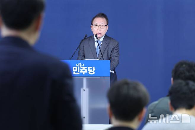 [서울=뉴시스] 권창회 기자 = 김이수 더불어민주당 중앙당 공천관리위원장이 2일 오전 서울 여의도 더불어민주당 중앙당사에서 공천 심사 결과 발표를 하고 있다. 2026.03.02. kch0523@newsis.com