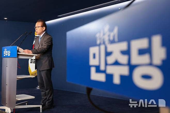 [서울=뉴시스] 권창회 기자 = 김이수 더불어민주당 중앙당 공천관리위원장이 2일 오전 서울 여의도 더불어민주당 중앙당사에서 공천 심사 결과 발표를 하고 있다. 2026.03.02. kch0523@newsis.com