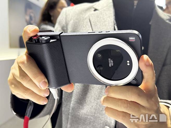 [바르셀로나(스페인)=뉴시스] 심지혜 기자=샤오미 17 울트라 전용 액세서리인 '포토그래피 키트'. 스마트폰에 장착하면 그립, 2단 셔터 버튼, 전용 영상 버튼 등을 통해 실제 카메라와 유사한 조작 환경을 제공한다.