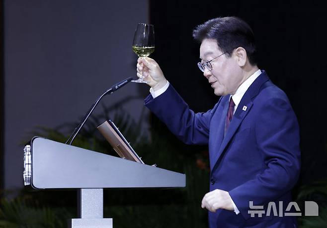 [싱가포르=뉴시스] 최동준 기자 = 싱가포르를 국빈 방문 중인 이재명 대통령이 2일(현지 시간) 한 호텔에서 열린 타르만 샨무가라트남 대통령과 국빈만찬에서 잔을 들어 보이고 있다. 2026.03.02. photocdj@newsis.com