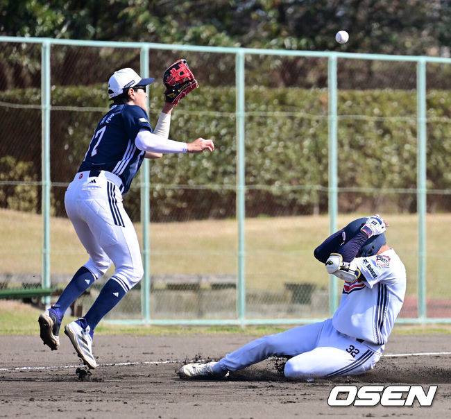 [OSEN=미야자키(일본), 지형준 기자] 두산 베어스가 1일 일본 미야자키 히사미네 야구장에서 자체 청백전를 가졌다.이날 두산은 팀 훈련이 예정됐지만, 2월 26일 롯데 자이언츠전 3회 우천 노게임에 이어 27일 지바롯데 마린스전까지 우천 취소되면서 실전 감각을 끌어올리고자 청백전이 긴급 편성됐다. 4회말 두산 김대한이 동점 1타점 적시 3루타를 날리고 박지훈에 앞서 3루에서 세이프되고 있다. 2026.03.01 /jpnews@osen.co.kr