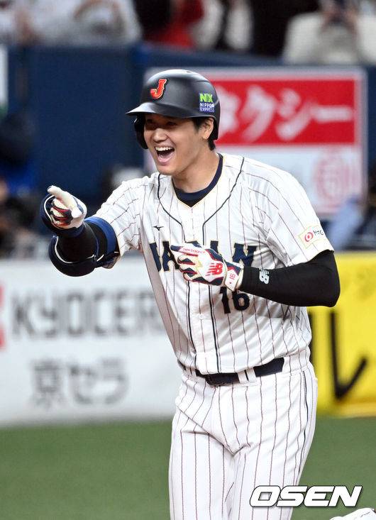 [OSEN=오사카, 손용호 기자] 6일 오사카 교세라돔에서 2023 WBC(월드베이스볼클래식) 에 참가한 일본 대표팀이 한신 타이거즈와 연습경기를 가졌다.일본 3회초 2사 1,2루 오타니가 낮은 볼을 걷어올려 스리런 홈런을 치고 있다.2023.03.06/spjj@osen.co.kr