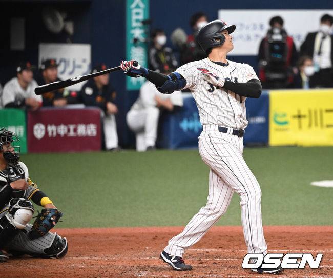 [OSEN=오사카, 손용호 기자] 6일 오사카 교세라돔에서 2023 WBC(월드베이스볼클래식) 에 참가한 일본 대표팀이 한신 타이거즈와 연습경기를 가졌다.일본 5회초 2사 1,2루 오타니가 연타석 홈런을 치고 구리야마 감독의 환영을 받고 있다.2023.03.06/spjj@osen.co.kr