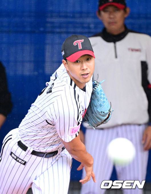 [OSEN=오키나와(일본), 최규한 기자] 프로야구 LG 트윈스가 27일 일본 오키나와 가데나 야구장에서 스프링캠프 훈련을 펼쳤다.미국 애리조나에서 1차 스프링캠프를 마친 LG는 25일 오키나와에 입성해 26일부터 본격적으로 2차 캠프를 시작했다.LG 정우영이 불펜 피칭을 펼치고 있다. 2026.02.27 / dreamer@osen.co.kr