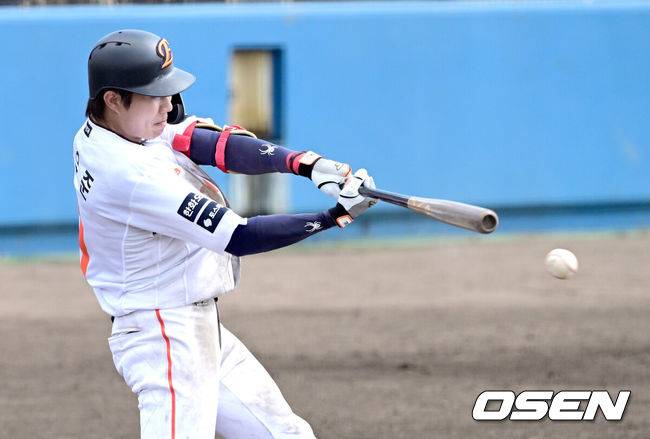 [OSEN=오키나와(일본), 최규한 기자] 2026 WBC(월드베이스볼클래식)를 준비하는 대한민국 야구 대표팀이 21일 오후 일본 오키나와 고친다 구장에서 프로야구 한화 이글스와 연습경기를 펼쳤다. 야구 대표팀은 오키나와에서 국내 팀들과 6차례 연습경기를 치르며 전력을 끌어올릴 예정이다.3회말 2사 주자없는 상황 한화 심우준이 안타를 날리고 있다. 2026.02.21 / dreamer@osen.co.kr
