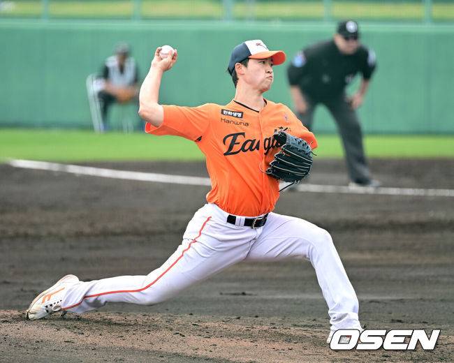 [OSEN=오키나와(일본), 최규한 기자] 프로야구 한화 이글스가 22일 일본 오키나와 이토만 니시자키 야구장에서 일본 프로야구 지바롯데와 연습경기를 가진다.한화는 이번 2차 오키나와 캠프에서 총 9차례 연습경기를&nbsp;통해 전력을 가다듬을 예정이다.3회말 마운드에 오른 한화 엄상백이 힘차게 공을 뿌리고 있다. 2026.02.22 / dreamer@osen.co.kr