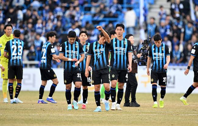 [OSEN=인천, 이대선 기자] 새 얼굴과 기존 자원이 함께 터졌다. FC서울이 개막전 경인더비에서 웃었다.FC서울은 28일 인천축구전용경기장에서 열린 2026 하나은행 K리그1 1라운드에서 인천 유나이티드를 2-1로 제압했다. 부담이 큰 시즌 첫 경기, 그것도 원정 더비 매치에서 승점 3점을 챙겼다.경기 종료 후 인천 유나이티드 선수들이 패배에 아쉬워하고 있다. 2026.02.28 /sunday@osen.co.kr