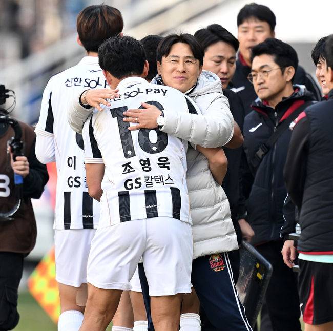 [OSEN=인천, 이대선 기자] 28일 오후 인천축구전용경기장에서 '하나은행 K리그1 2026' 인천유나이티드와 FC서울의 경기가 열렸다.이번 시즌 리그 공식 개막전인 이번 맞대결은 예매 시작과 동시에 매진을 앞두며 팬들의 폭발적인 관심을 증명했다.후반 FC서울 조영욱 팀의 두 번째 골을 성공시키고 김기동 감독과 환호하고 있다. 2026.02.28 /sunday@osen.co.kr