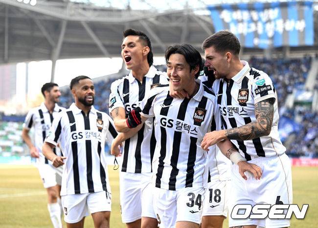 [OSEN=인천, 이대선 기자] 28일 오후 인천축구전용경기장에서 '하나은행 K리그1 2026' 인천유나이티드와 FC서울의 경기가 열렸다.이번 시즌 리그 공식 개막전인 이번 맞대결은 예매 시작과 동시에 매진을 앞두며 팬들의 폭발적인 관심을 증명했다.후반 FC서울 송민규가 선제골을 성공시키고 동료들과 환호하고 있다. 2026.02.28 /sunday@osen.co.kr