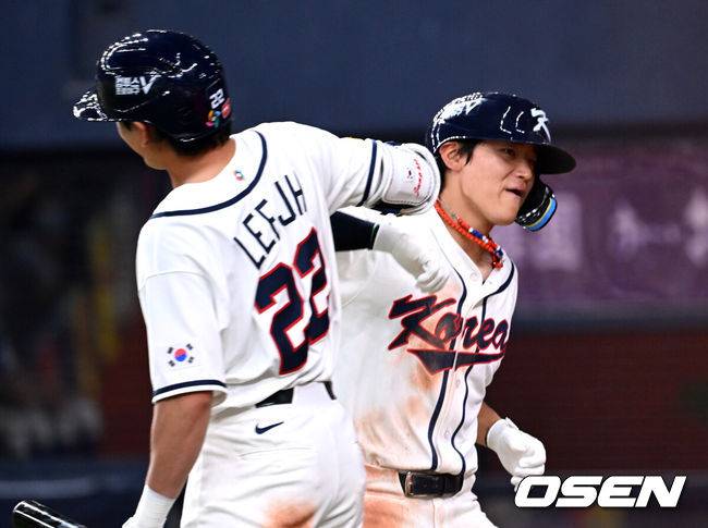 [OSEN=오사카(일본), 손용호 기자] 2일 일본 오사카 교세라돔에서 월드베이스볼클래식(WBC) 공식 연습 경기 한국 야구 대표팀과 한신 타이거스의 경기가 열렸다.우리 대표팀은 3일 같은 장소에서 오릭스 버팔로스와 연습 경기 2차전을 치른 뒤 5일 일본 도쿄돔에서 체코와 WBC 조별리그 1차전에서 격돌한다.4회말 무사에사 한국 김도영이 솔로 홈런을 치고 이정후와 하이파이브를 하고 있다. 2026.03.02 /spjj@osen.co.kr