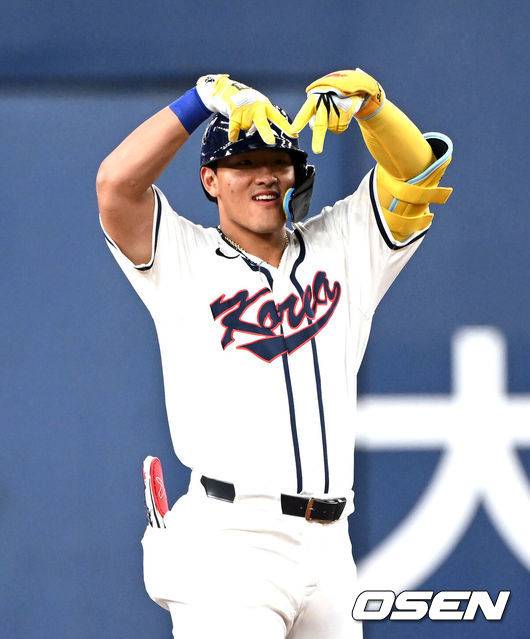 [OSEN=오사카(일본), 손용호 기자] 2일 일본 오사카 교세라돔에서 월드베이스볼클래식(WBC) 공식 연습 경기 한국 야구 대표팀과 한신 타이거스의 경기가 열렸다.우리 대표팀은 3일 같은 장소에서 오릭스 버펄로스와 연습 경기 2차전을 치른 뒤 5일 일본 도쿄돔에서 체코와 WBC 조별리그 1차전에서 격돌한다.1회초 2사 1,2루에서 한국 안현민이 적시 2루타를 치고 환호하고 있다. 2026.03.02 /spjj@osen.co.kr