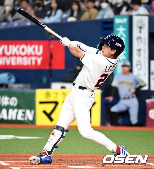 [OSEN=오사카(일본), 손용호 기자] 2일 일본 오사카 교세라돔에서 월드베이스볼클래식(WBC) 공식 연습 경기 한국 야구 대표팀과 한신 타이거스의 경기가 열렸다.우리 대표팀은 3일 같은 장소에서 오릭스 버펄로스와 연습 경기 2차전을 치른 뒤 5일 일본 도쿄돔에서 체코와 WBC 조별리그 1차전에서 격돌한다.1회초 무사에서 한국 이정후가 안타를 치고 있다. 2026.03.02 /spjj@osen.co.kr