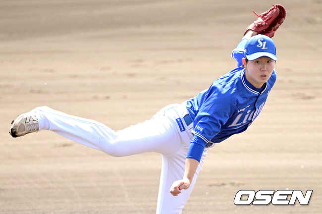 [OSEN=오키나와(일본), 최규한 기자] 2일 일본 오키나와 킨 베이스볼 스타디움에서 KIA 타이거즈와 삼성 라이온즈의 연습경기가 열렸다.1회말 삼성 투수 장찬희가 힘차게 공을 뿌리고 있다. 2026.03.02 / dreamer@osen.co.kr
