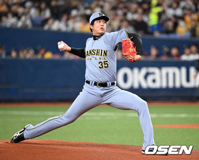 [OSEN=오사카(일본), 손용호 기자] 2일 일본 오사카 교세라돔에서 월드베이스볼클래식(WBC) 공식 연습 경기 한국 야구 대표팀과 한신 타이거스의 경기가 열렸다.우리 대표팀은 3일 같은 장소에서 오릭스 버펄로스와 연습 경기 2차전을 치른 뒤 5일 일본 도쿄돔에서 체코와 WBC 조별리그 1차전에서 격돌한다.1회초 무사에서 한신 선발투수 사이키 히로토가 역투하고 있다. 2026.03.02 /spjj@osen.co.kr