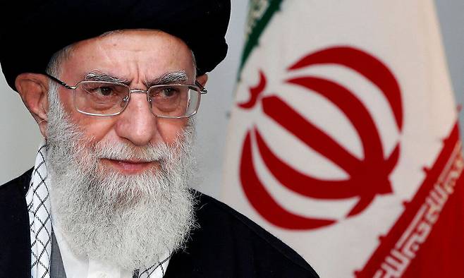 이란 국영 TV는 1일 미국이 이란 공습으로 하메네이가 사망했다고 발표한 이후 그의 사망을 확인했다. AFP연합뉴스